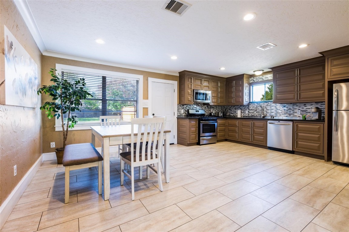 845 Holly Ridge Drive Houston, TX 77024 - Photo 2 of 10