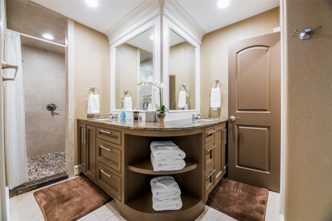 845 Holly Ridge Drive Houston, TX 77024 - Photo 4 of 10