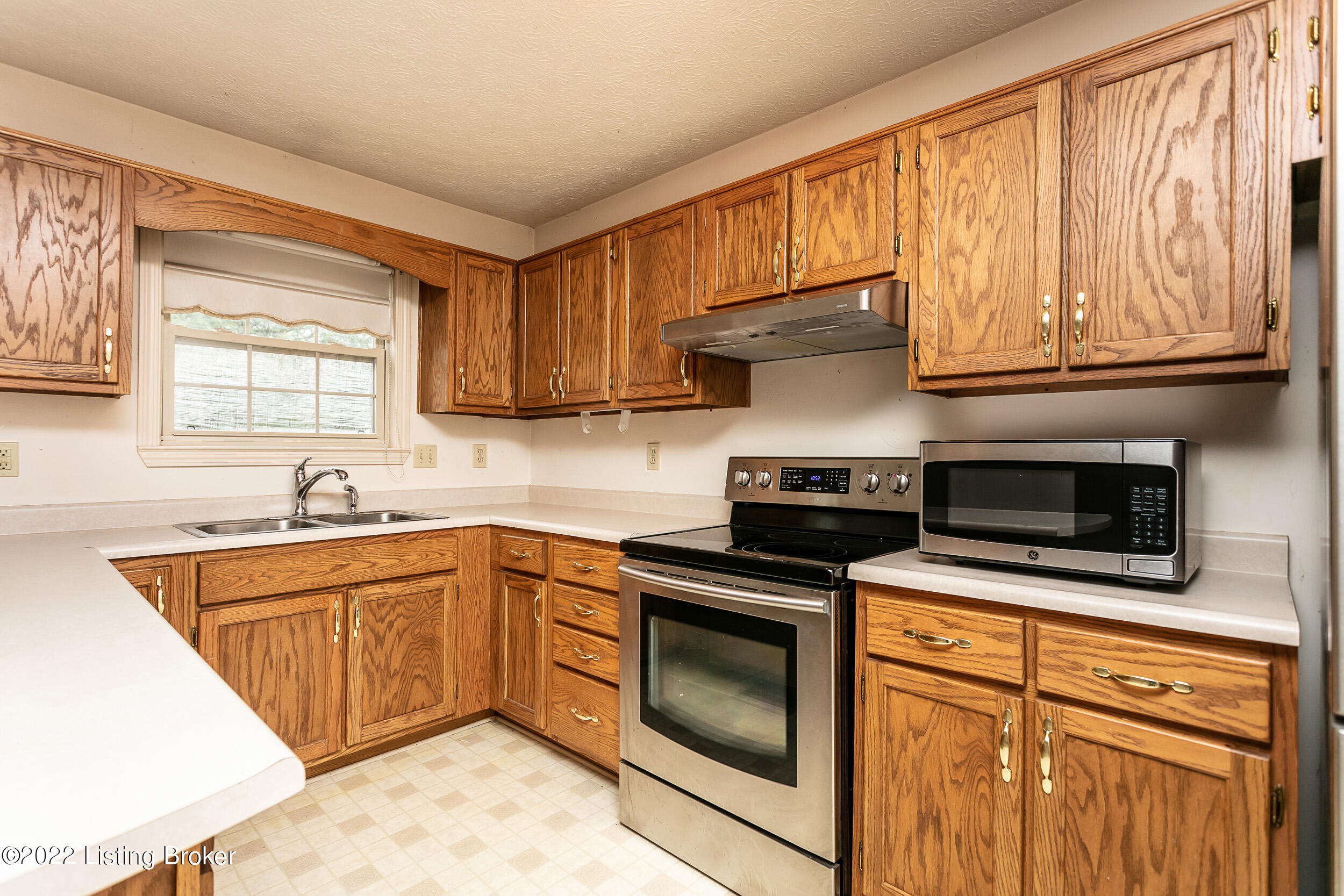 881 Cheyenne Road Radcliff, KY 40160 - Photo 14 of 32 881Cheyenne014