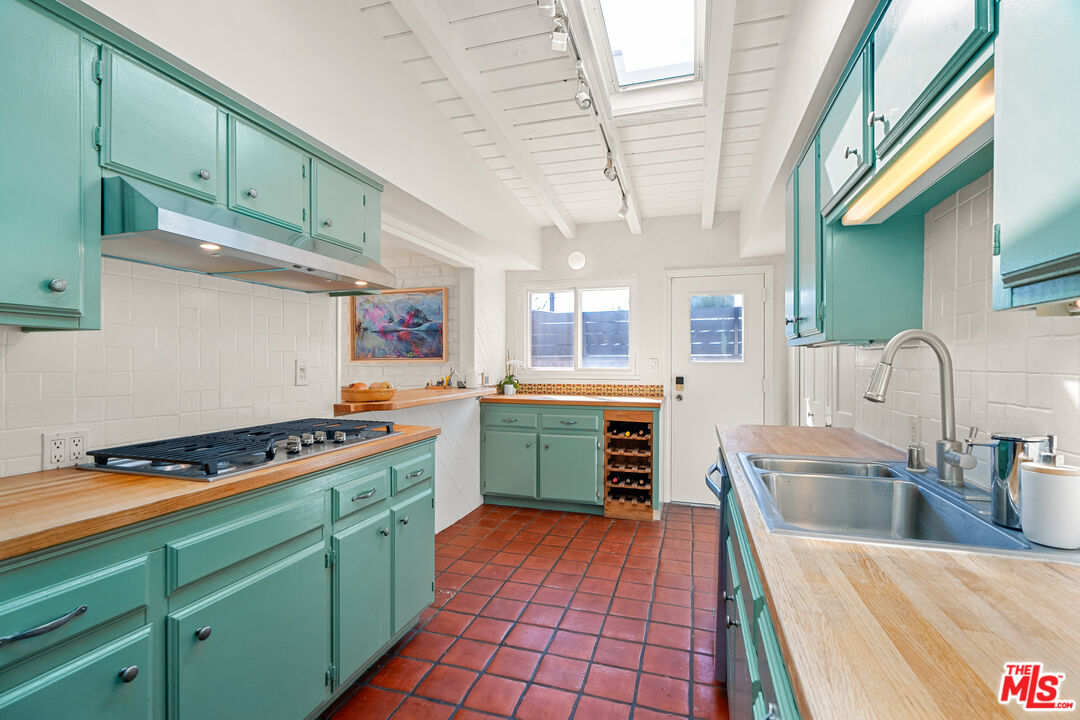 7421 Earldom Avenue Playa del Rey, CA 90293 - Photo 22 of 34 a kitchen with stainless steel appliances granite countertop a sink and cabinets