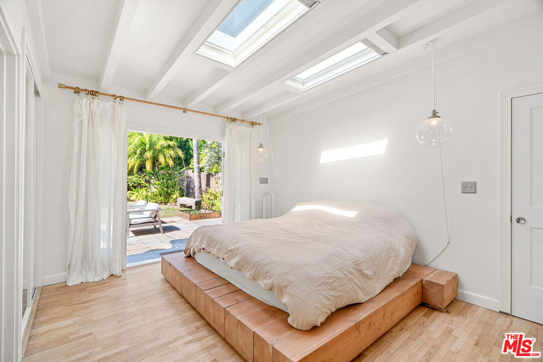 7421 Earldom Avenue Playa del Rey, CA 90293 - Photo 25 of 34 a bedroom with a bed and a large window