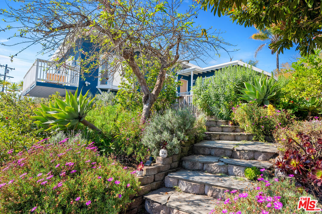7421 Earldom Avenue Playa del Rey, CA 90293 - Photo 6 of 34 a backyard of a house with lots of green space and fountain