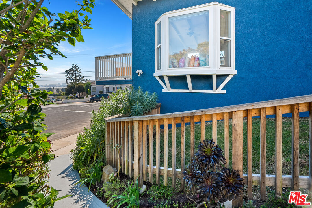7421 Earldom Avenue Playa del Rey, CA 90293 - Photo 7 of 34 a front view of a house with garden