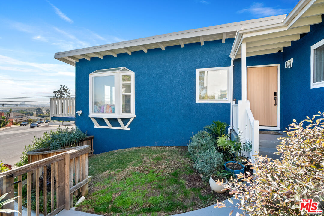 7421 Earldom Avenue Playa del Rey, CA 90293 - Photo 9 of 34 a front view of a house with garden
