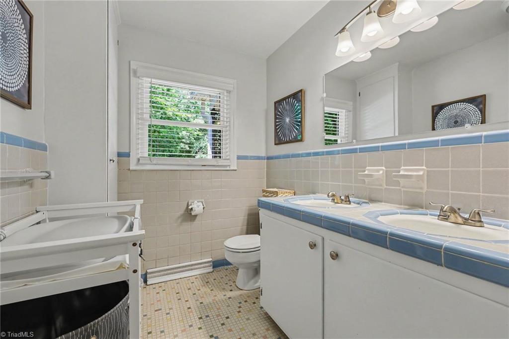 950 Croyden Street High Point, NC 27262 - Photo 23 of 47 2ND BEDROOM