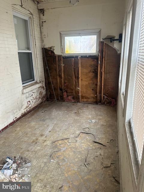 2 East 24th Street Wilmington, DE 19802 - Photo 9 of 10 a view of an empty room with a fireplace