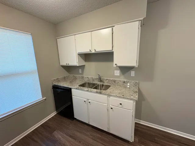 $975 | 3614 Forest Avenue, Unit 11, Memphis, TN 38122