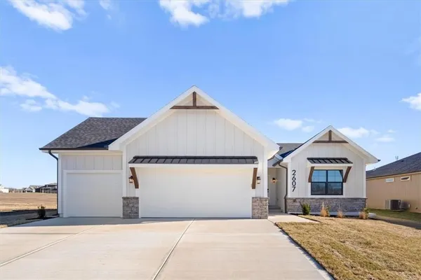 $595,000 | 2225 Southwest Heartland Court, Lee's Summit, MO 64082