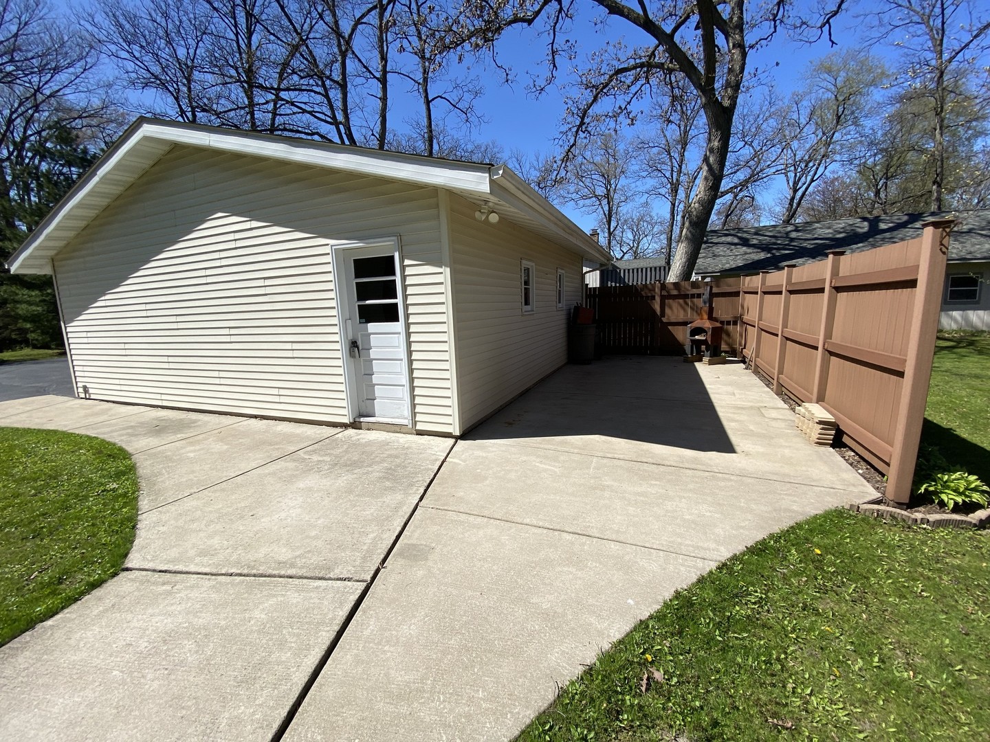 708 Hickory Road Woodstock, IL 60098 - Photo 4 of 22 a view of a backyard of the house