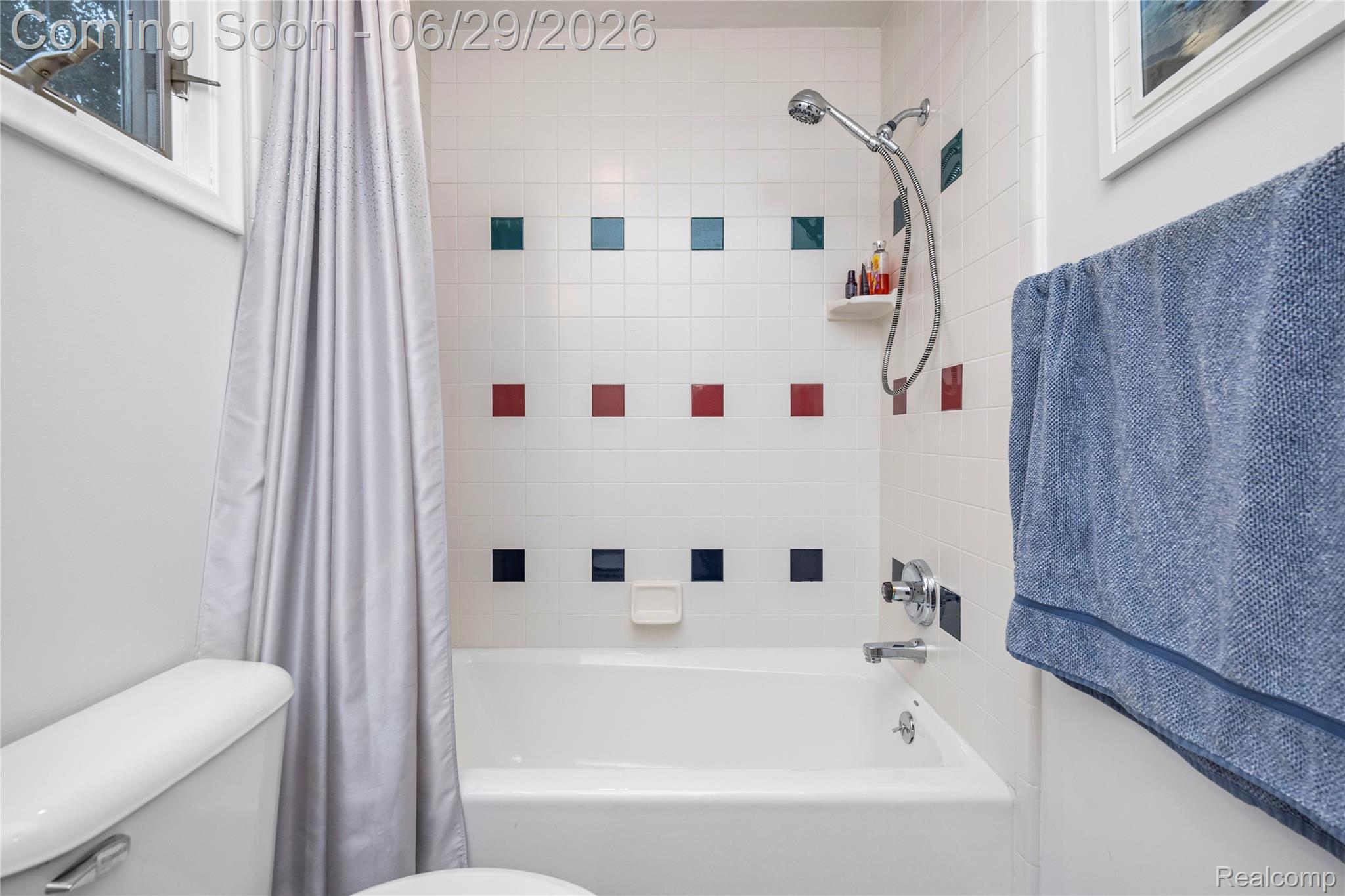 6085 Worlington Road Bloomfield Hills, MI 48301 - Photo 55 of 75 Bathtub with white tile surround featuring accent tiles in blue and red