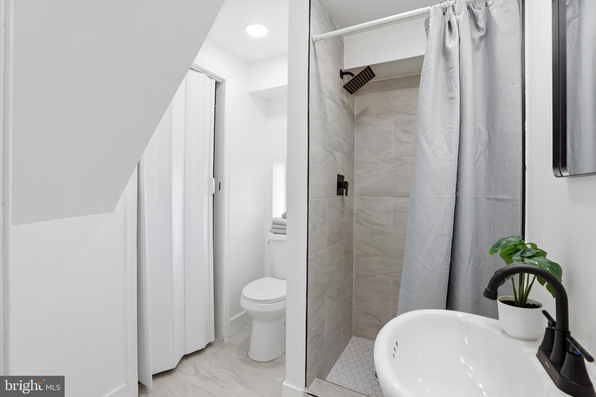 525 45th Street Baltimore, MD 21224 - Photo 13 of 35 Full Bathroom