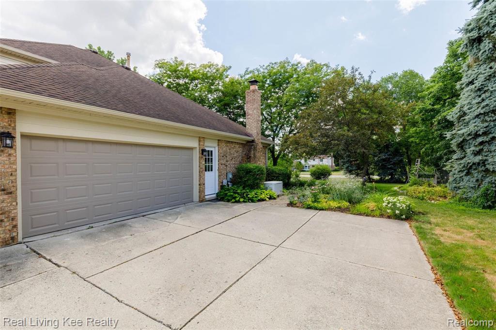 359 Fordcroft Drive Rochester Hills, MI 48309 - Photo 2 of 29