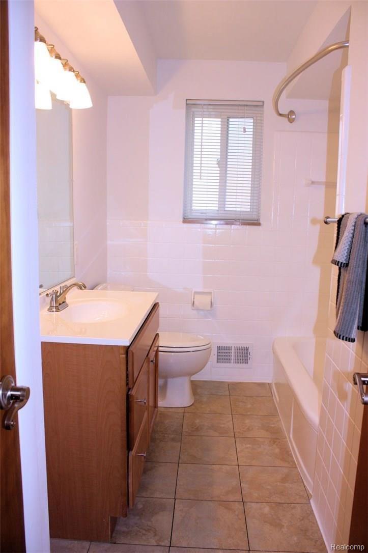 118 South Helen Avenue Rochester, MI 48307 - Photo 23 of 23 Bathroom.jpg