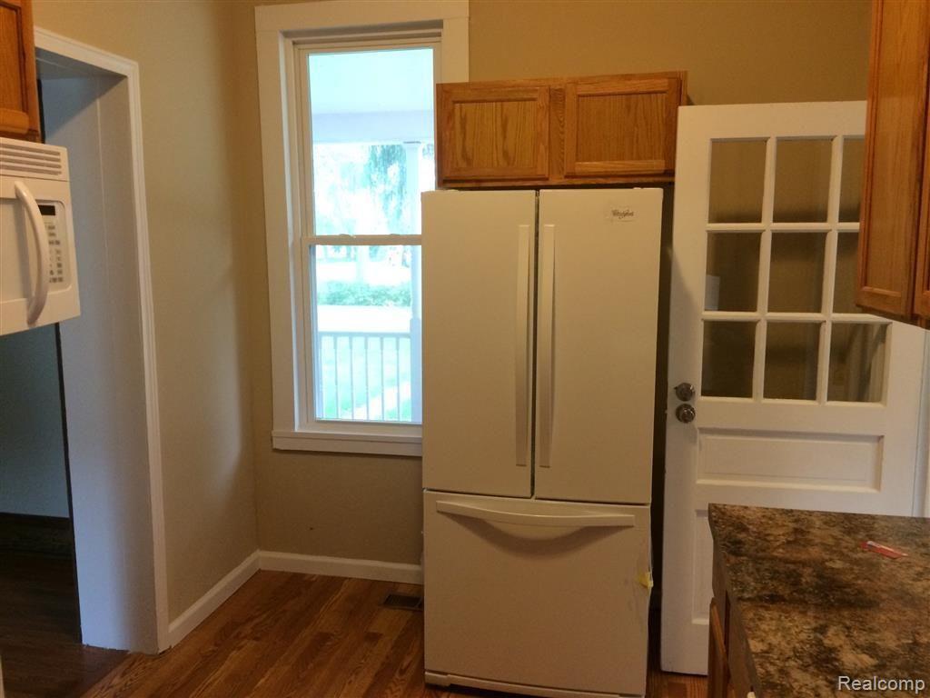 923 Jones Street Howell, MI 48843 - Photo 3 of 27 New refrigerator included in sale of home!