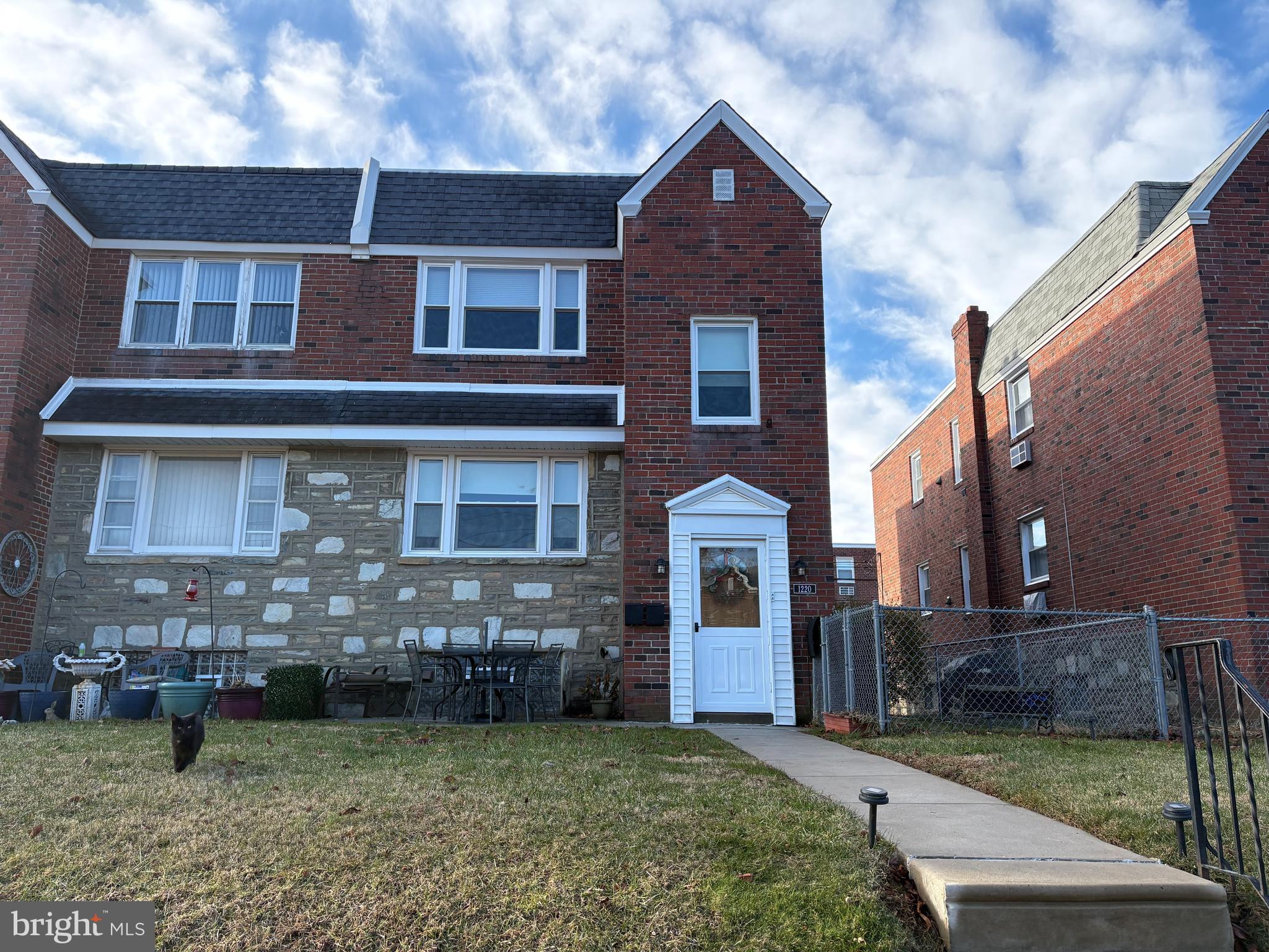 a view of a yard in front of house
