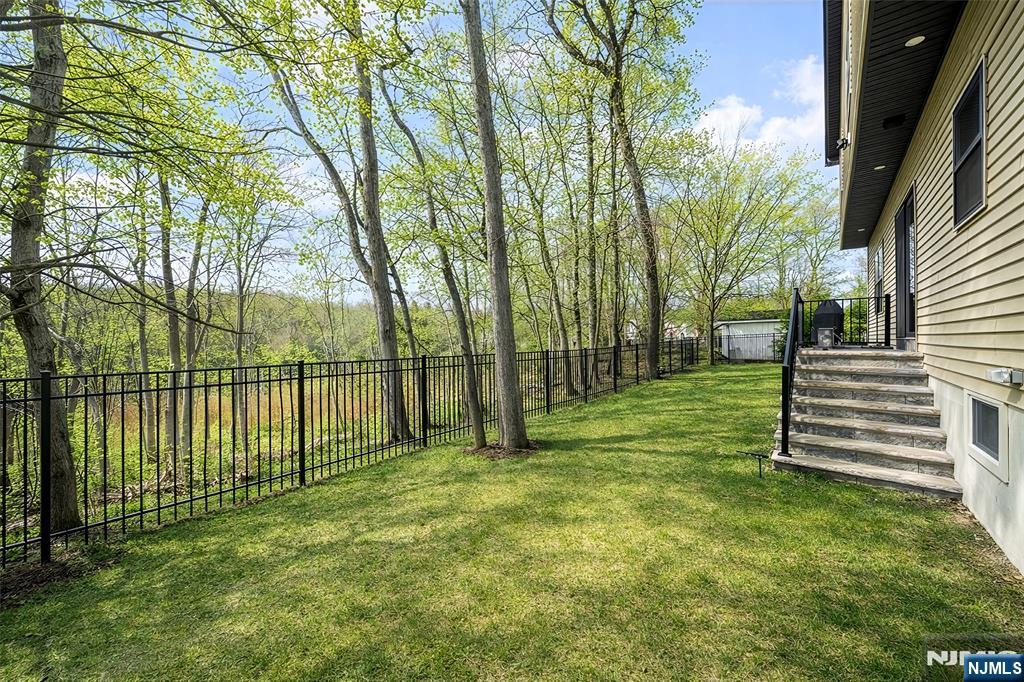 129 Rivervale Road River Vale, NJ 07675 - Photo 4 of 32