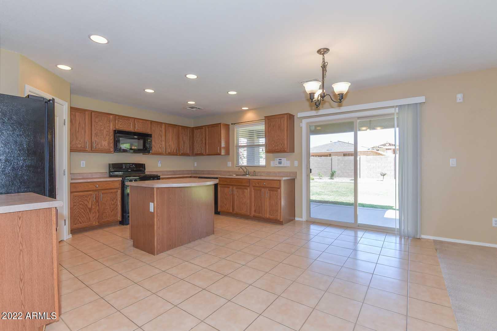 17682 West Red Bird Road Surprise, AZ 85387 - Photo 9 of 42 Ktichen