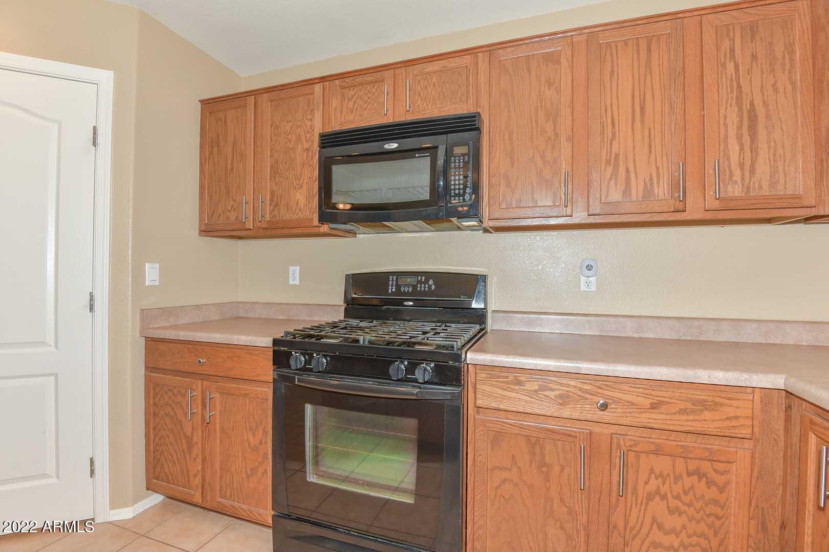 17682 West Red Bird Road Surprise, AZ 85387 - Photo 10 of 42 Kitchen-Range