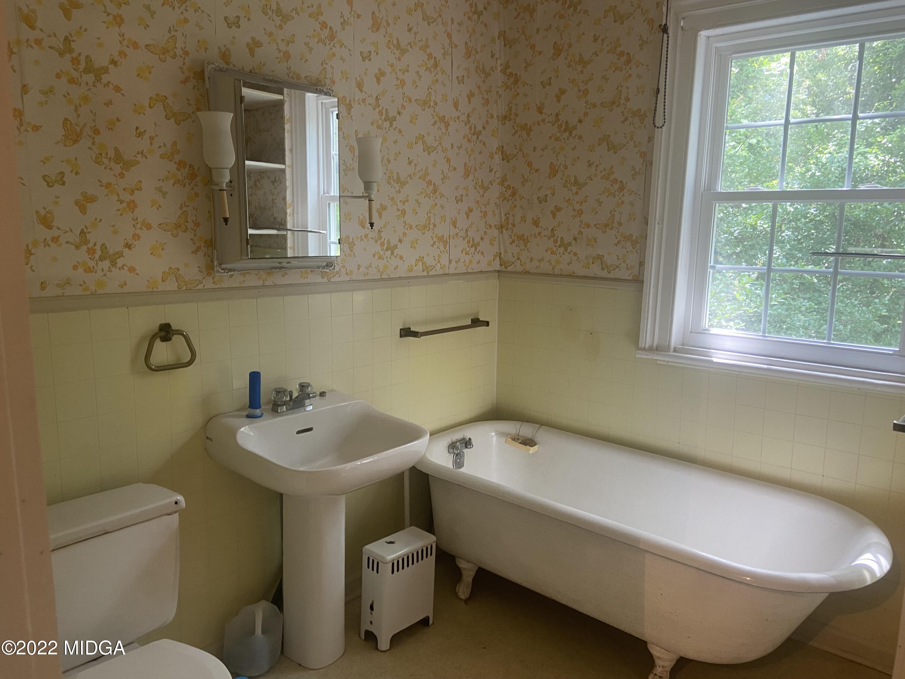 2949 South Lizella Road Lizella, GA 31052 - Photo 10 of 10 a bathroom with a sink and a toilet
