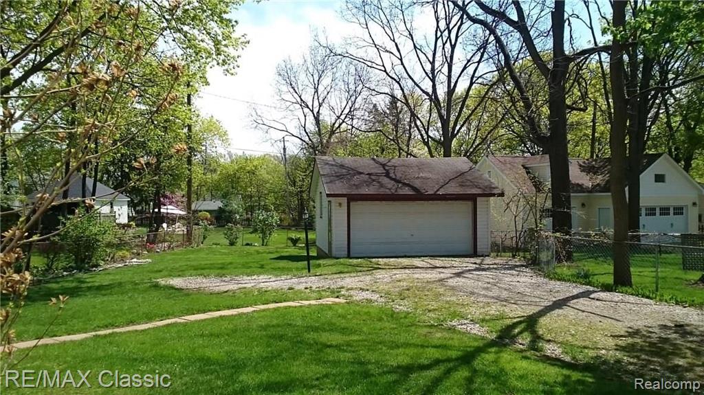 23906 Farmington Road Farmington, MI 48336 - Photo 6 of 25