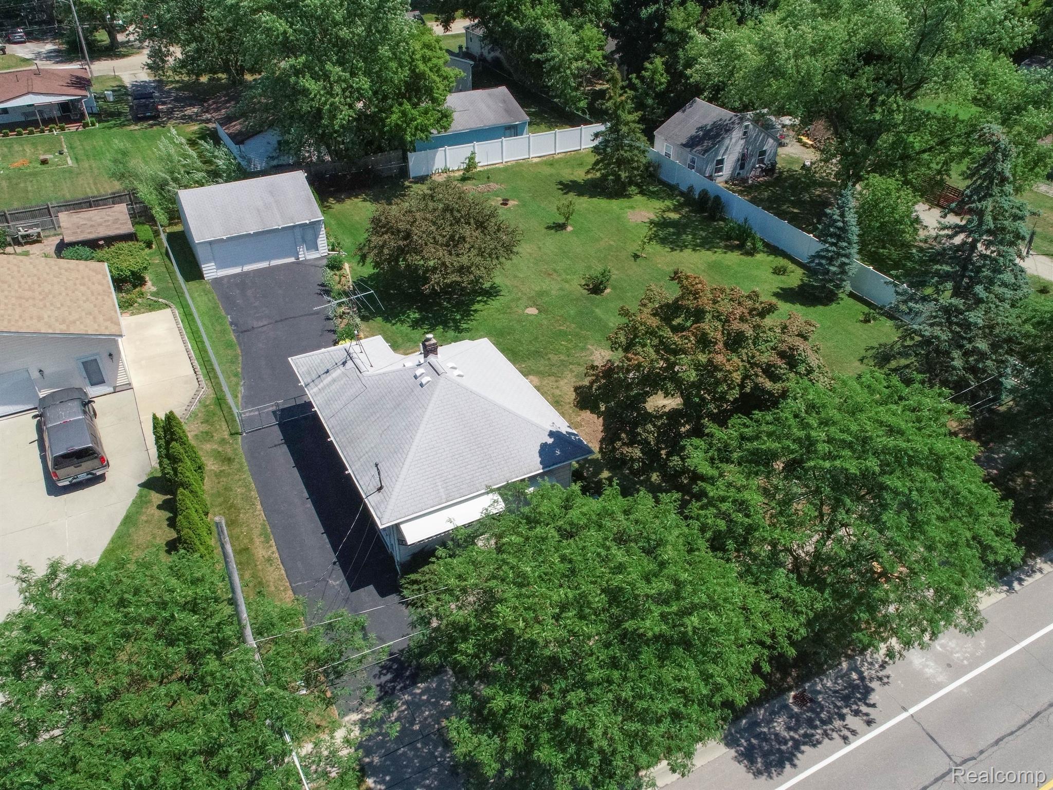 2083 Dutcher Road Flint, MI 48532 - Photo 4 of 24 Gallery Image 4