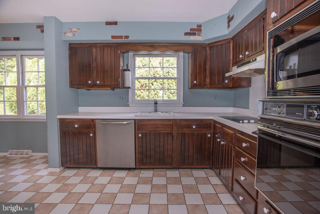 6 Forge Road Newark, DE 19711 - Photo 11 of 26 Groovy Kitchen