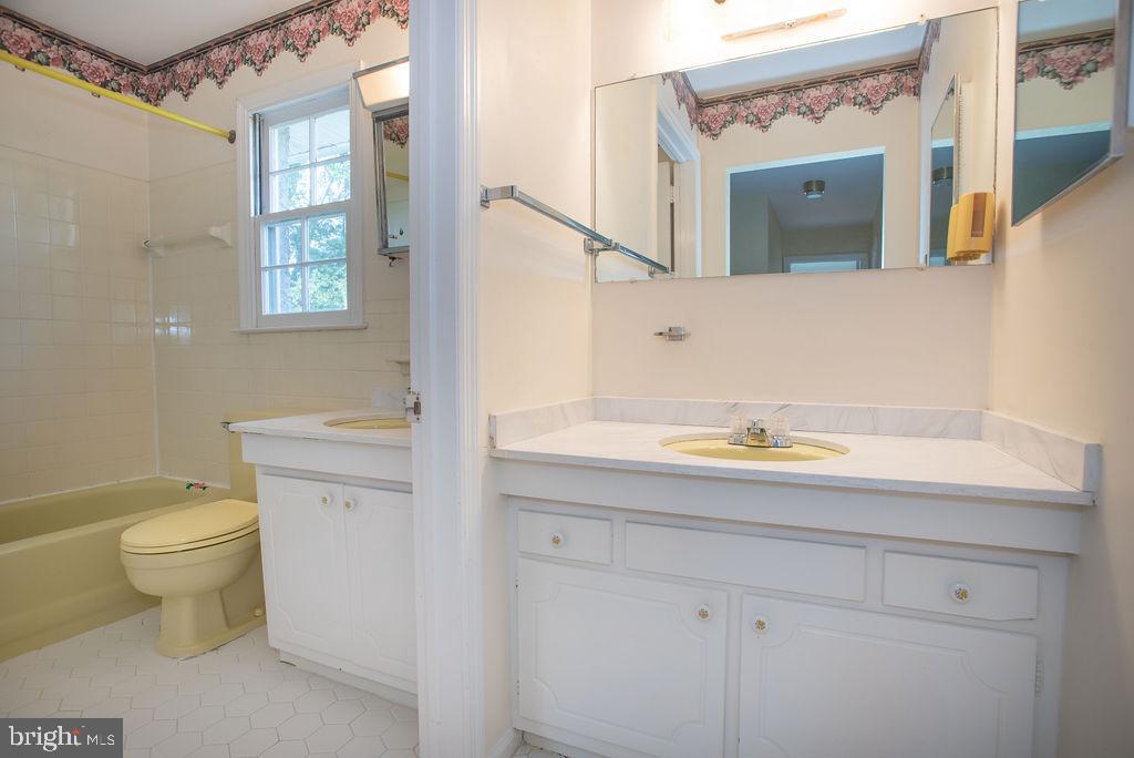 6 Forge Road Newark, DE 19711 - Photo 23 of 26 Full Hallway Bath
