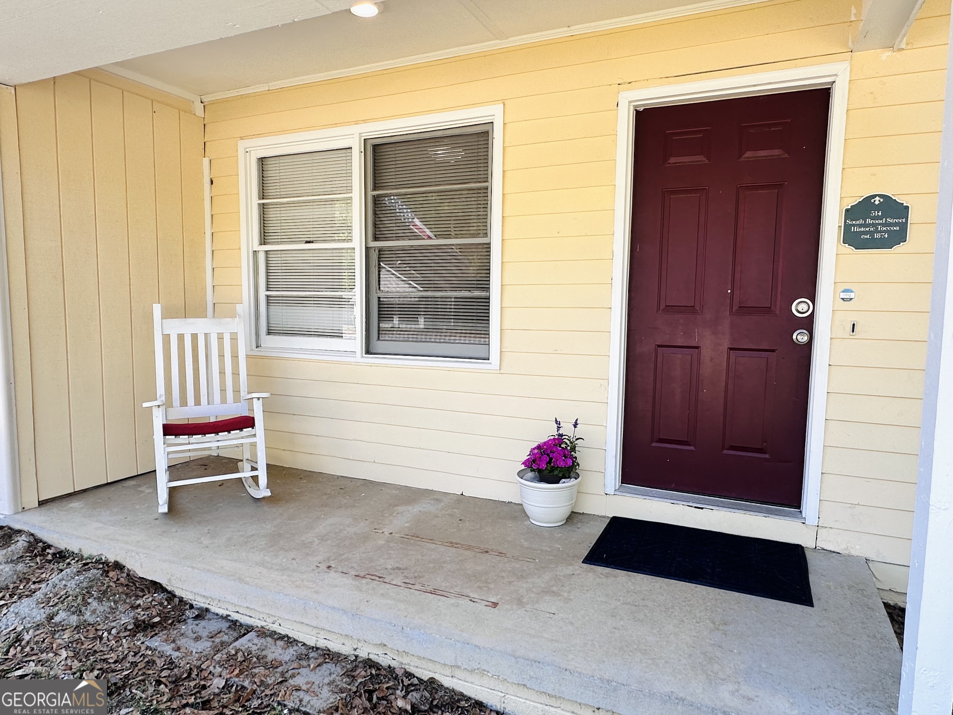 514 South Broad Street Toccoa, GA 30577 - Photo 20 of 22 a room that has a dresser and a window