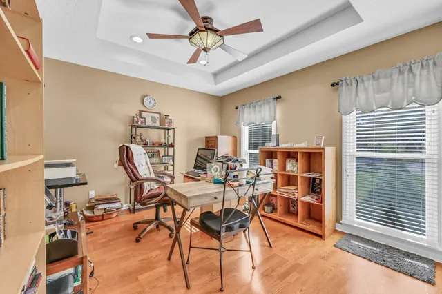 a view of a backyard