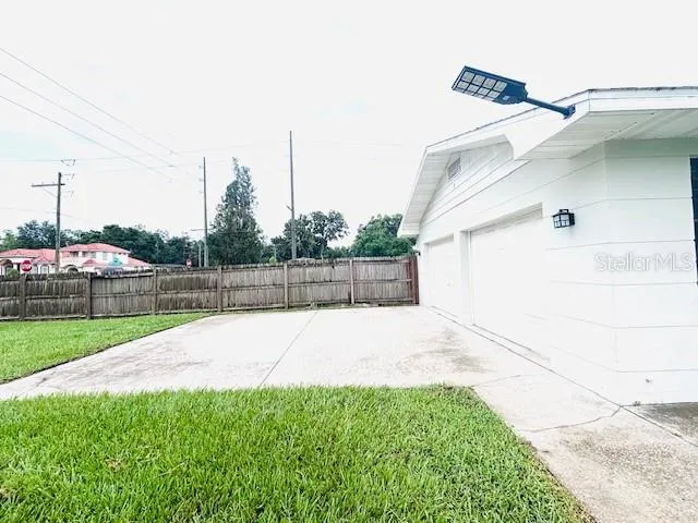 a view of a backyard