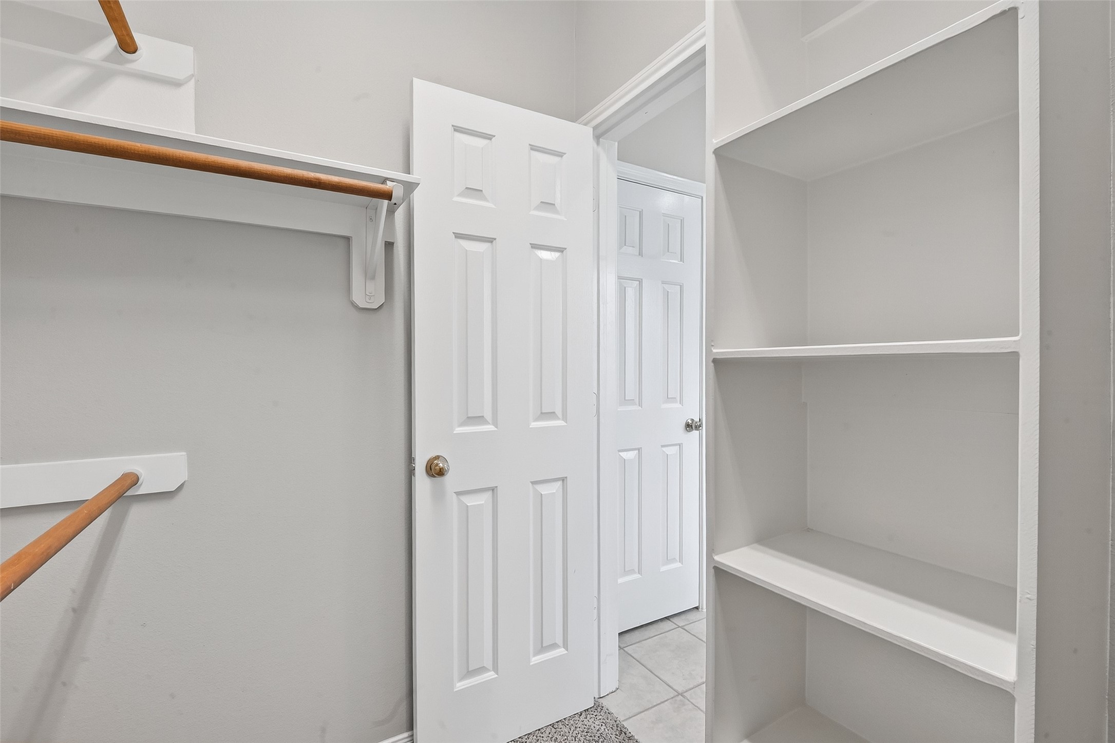 14308 Rocky Briar Lane Rosharon, TX 77583 - Photo 31 of 46 a bathroom with a bathtub