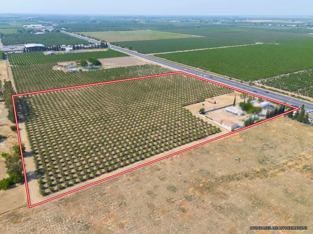 a view of a tennis court