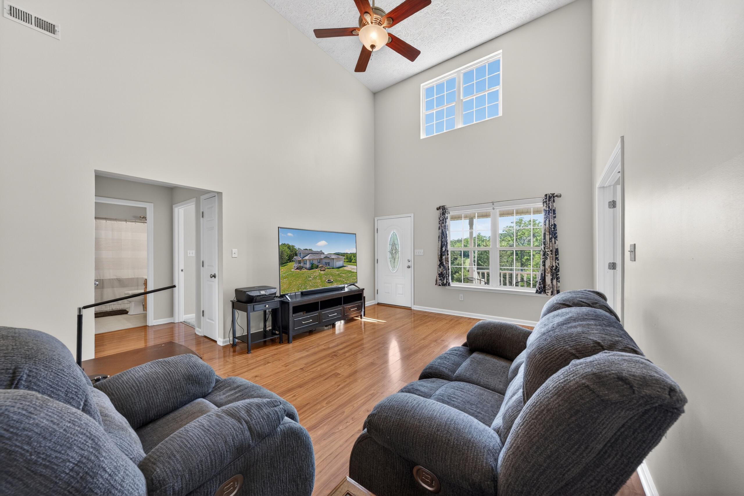 1633 Pilot Mountain Road Moneta, VA 24121 - Photo 16 of 103 Living Room