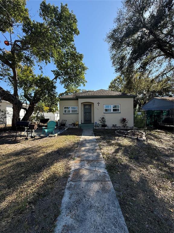 a view of a house with a yard