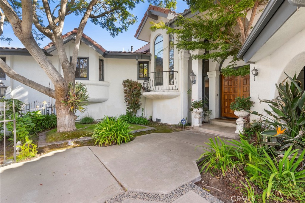 5750 Robin Court Santa Maria, CA 93455 - Photo 7 of 56 a front view of a house with garden