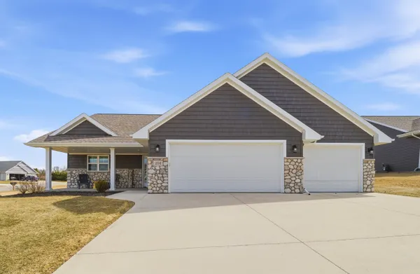 $424,900 | 204 Zacharey Court, New London, WI 54961