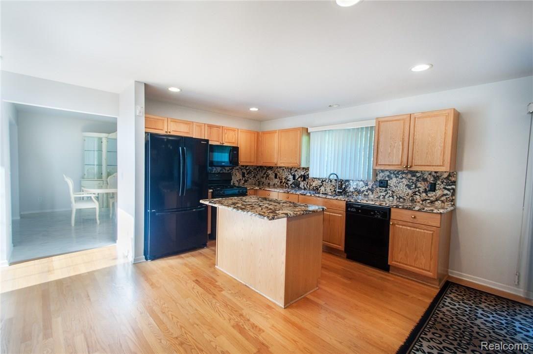 2825 Long Meadow Lane Rochester, MI 48307 - Photo 15 of 58 LongMeadowLn_2825_Kitchen_03.jpg