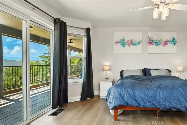 a en suite bathroom with sinks and mirror