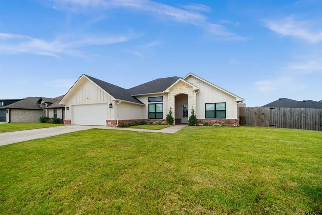 $374,900 | 409 Meadow Lane, Chandler, TX 75758