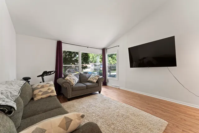 $327,000 | 381 North 4th Avenue, Unit B, Des Plaines, IL 60016