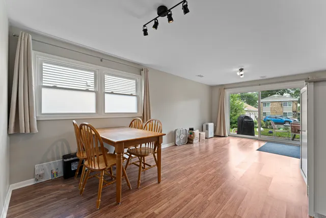 $327,000 | 381 North 4th Avenue, Unit B, Des Plaines, IL 60016