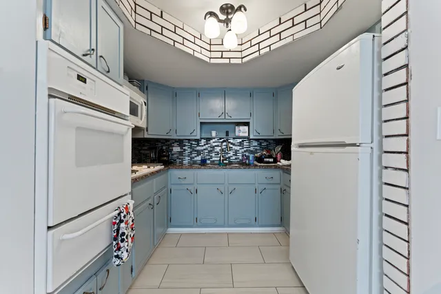 $327,000 | 381 North 4th Avenue, Unit B, Des Plaines, IL 60016