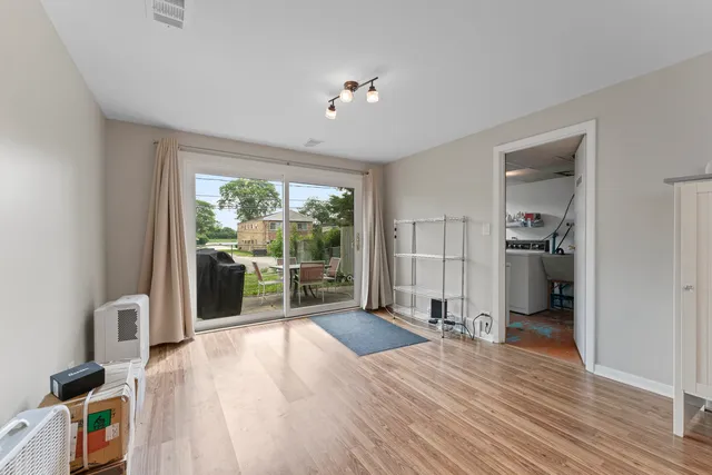 $327,000 | 381 North 4th Avenue, Unit B, Des Plaines, IL 60016