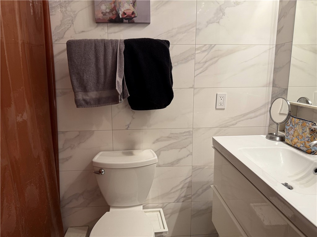 7672 Amazon Drive, Unit 1 Huntington Beach, CA 92647 - Photo 18 of 24 Bathroom 2