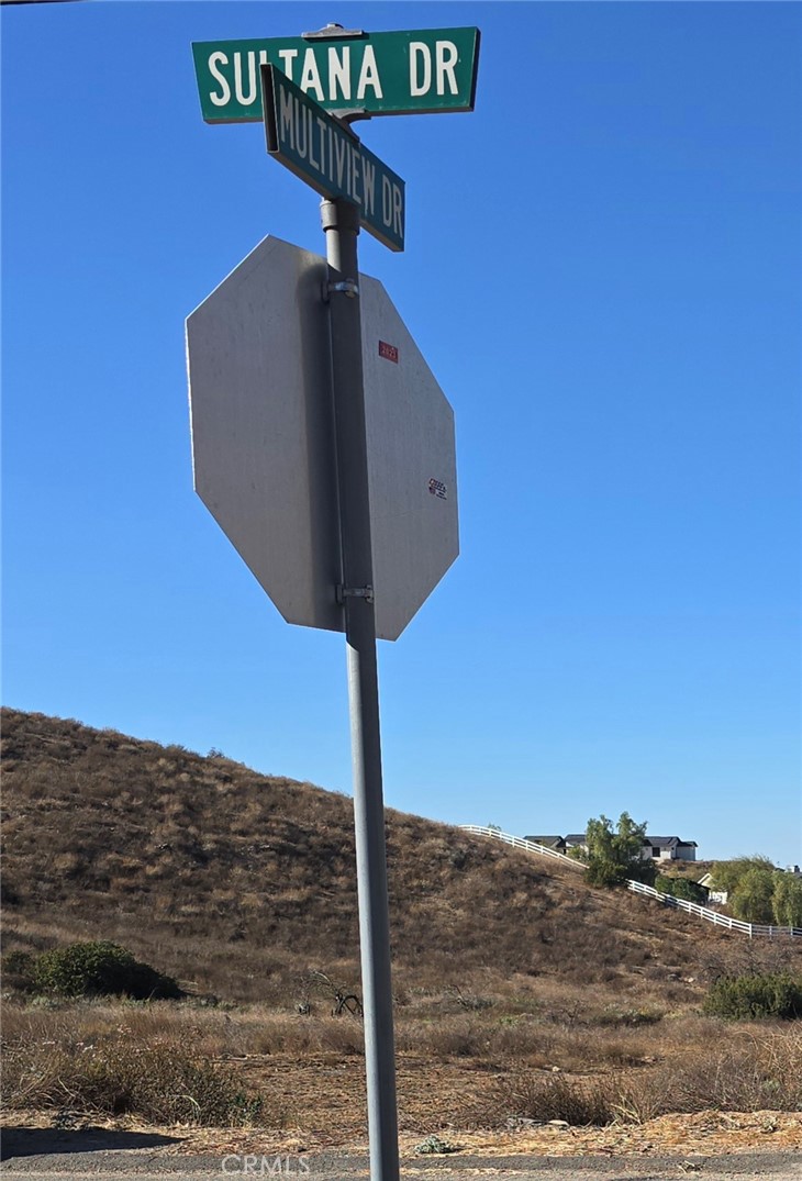 28706002 Multiview Perris, CA 92570 - Photo 5 of 9 a street sign on a wall next to road