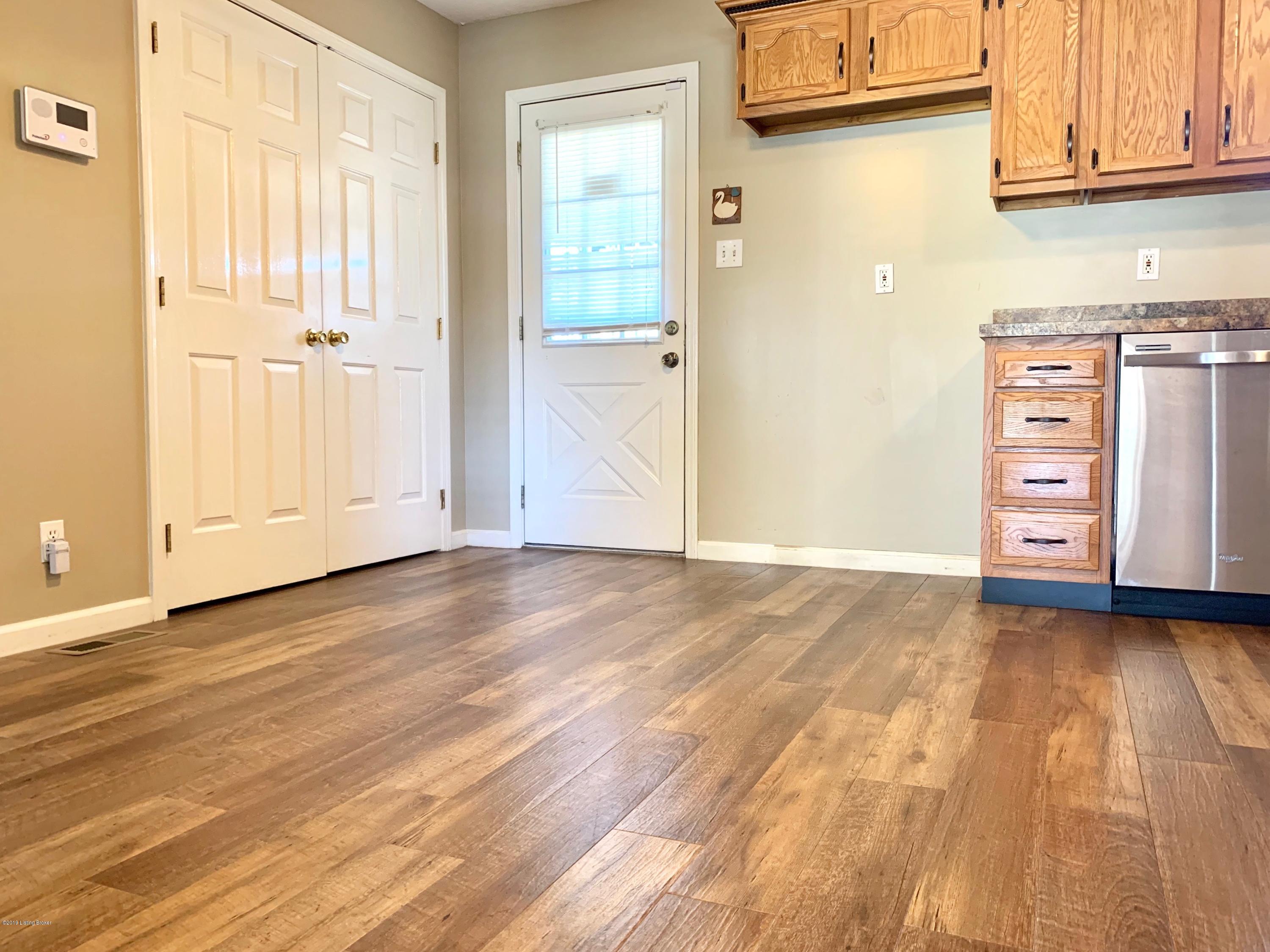 10709 Blue Lick Road Louisville, KY 40229 - Photo 13 of 44 BlueLick kitchen3