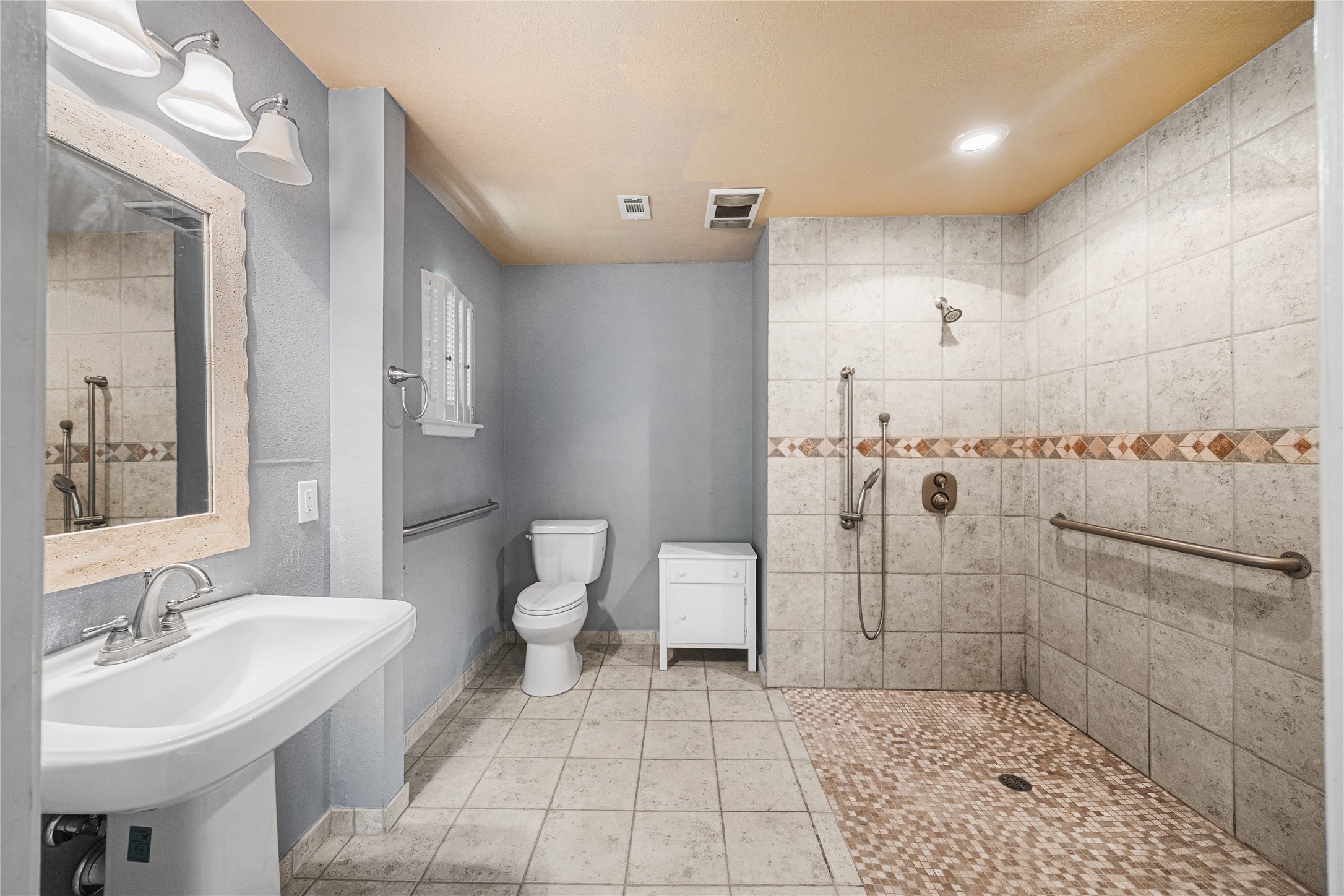 22902 Kobs Road Tomball, TX 77377 - Photo 24 of 47 roll in tiled shower with grab bars