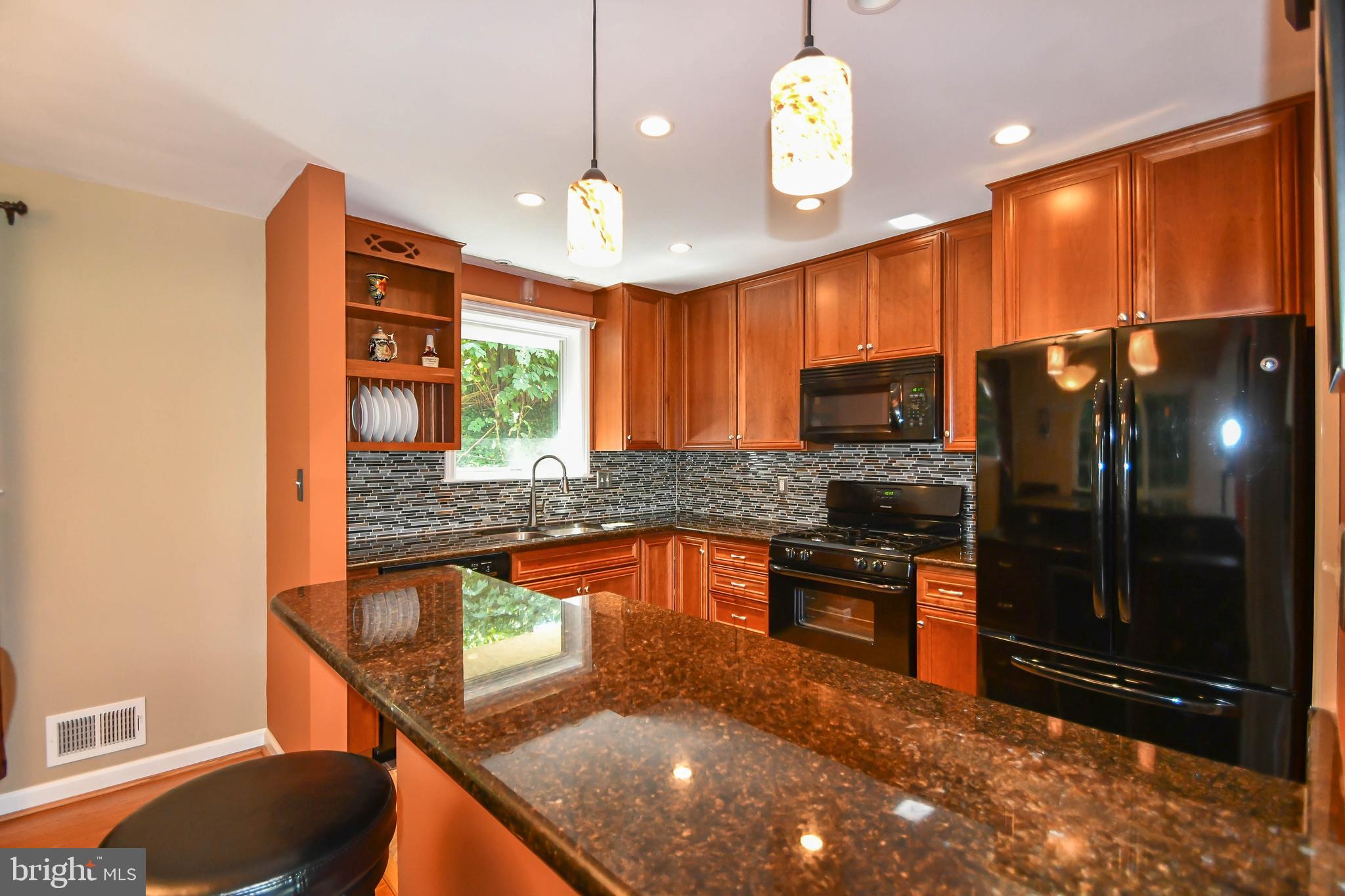 13 Edgeclift Road Towson, MD 21286 - Photo 4 of 34 Kitchen with Breakfast Bar