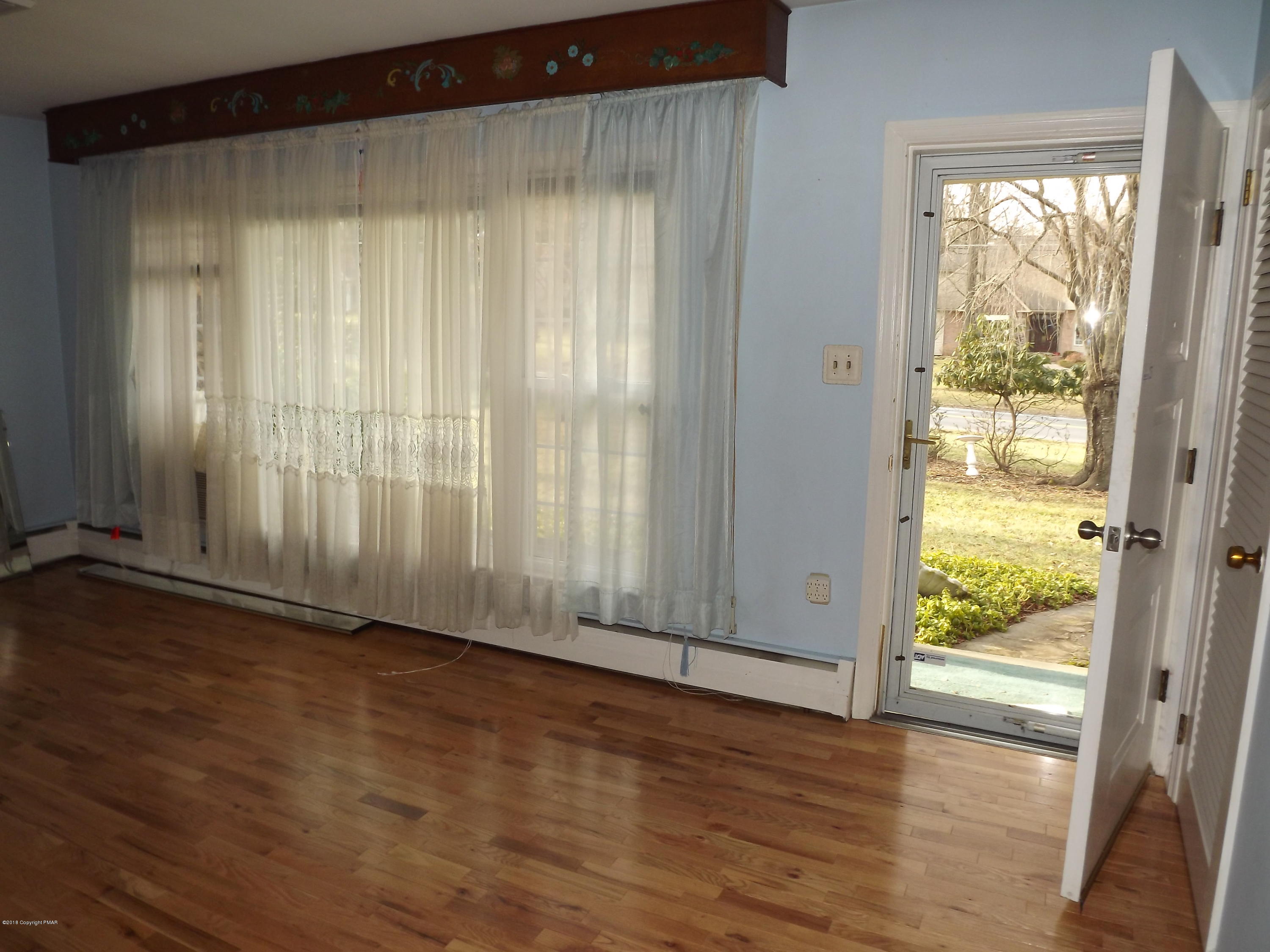 5610 Glenbrook Road Stroudsburg, PA 18360 - Photo 6 of 26 Living Room