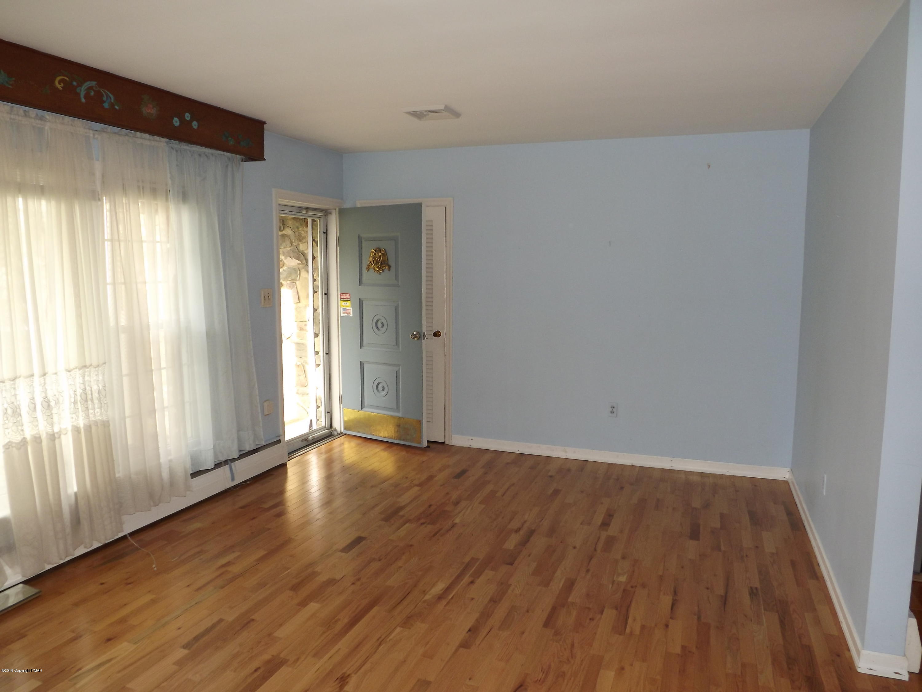 5610 Glenbrook Road Stroudsburg, PA 18360 - Photo 7 of 26 Living Room